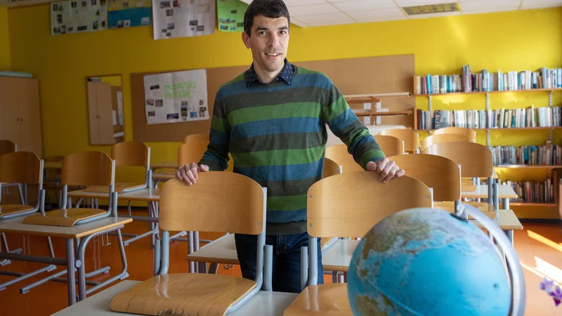 Fotografija: Simon Purger poučuje zgodovino, geografijo, državljansko vzgojo in etiko ter izbirni predmet verstva in etika. Bil je tudi eden od superfinalistov izbora Global Teacher Prize. FOTO: Voranc Vogel/Delo
