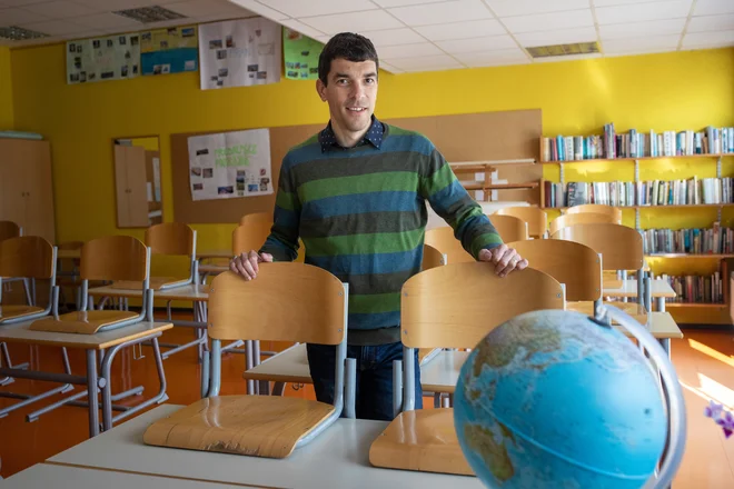 Simon Purger poučuje zgodovino, geografijo, državljansko vzgojo in etiko ter izbirni predmet verstva in etika. Bil je tudi eden od superfinalistov izbora Global Teacher Prize. FOTO: Voranc Vogel/Delo

