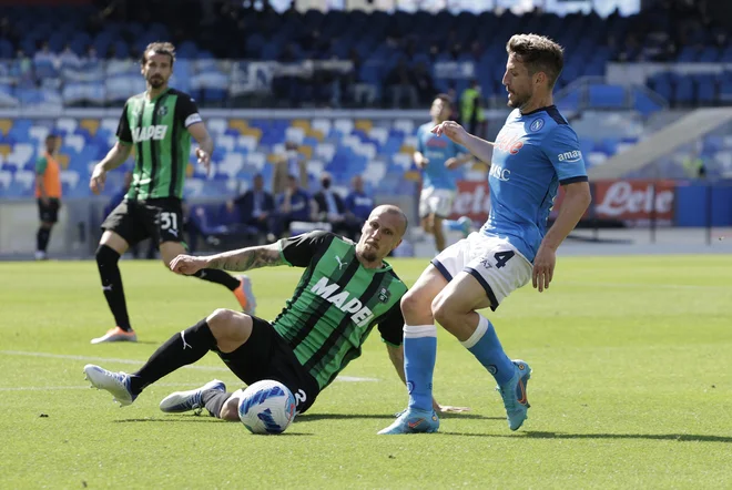 Neapljev Dries Mertens, desno, je gladko ugnal tekmeca iz Sassuola. FOTO: Ciro De Luca/Reuters
