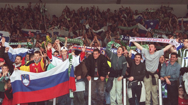 Fotografija: Takole je Tivoli pred 21 leti slavil zgodovinsko uvrstitev slovenskih hokejistov v najvišji svetovni razred. FOTO: Dejan Javornik/Slovenske novice
