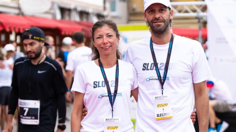 Fotografija: Odgovorna za največjo ultramaratonsko fešto v Sloveniji: Maja Rigač in Klemen Boštar. FOTO: SLO12.run
