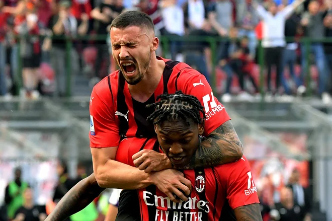 Portugalski reprezentant Rafael Leao in Rade Krunić sta se veselila minimalne zmage, po kateri so nogometaši Milana še bliže naslovu italijanskega prvaka. FOTO: Tiziana Fabi/AFP
