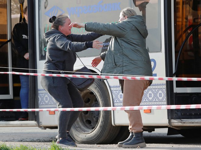 Delavka iz jeklarne v objemu svoje sestre po evakuaciji iz Mariupolja. FOTO: Alexander Ermočenko/Reuters
