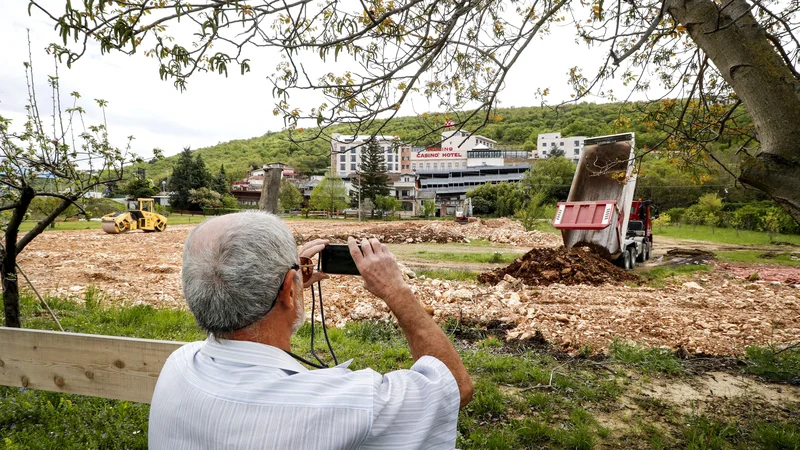 Fotografija: Joško Joras lahko le opazuje, kaj se dogaja s parcelami, ki jih ima uradno še vedno v zakupu od sklada kmetijskih zemljišč in gozdov. FOTO: Matej Družnik/Delo