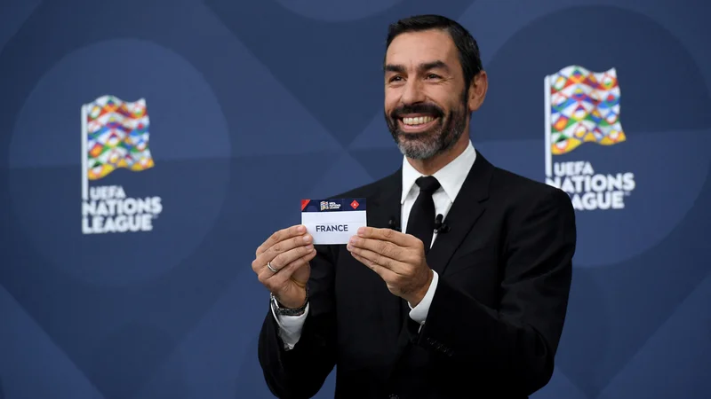 Fotografija: Robert Pires med decembrskim žrebom parov lige narodov v Nyonu. FOTO: UEFA/Reuters
