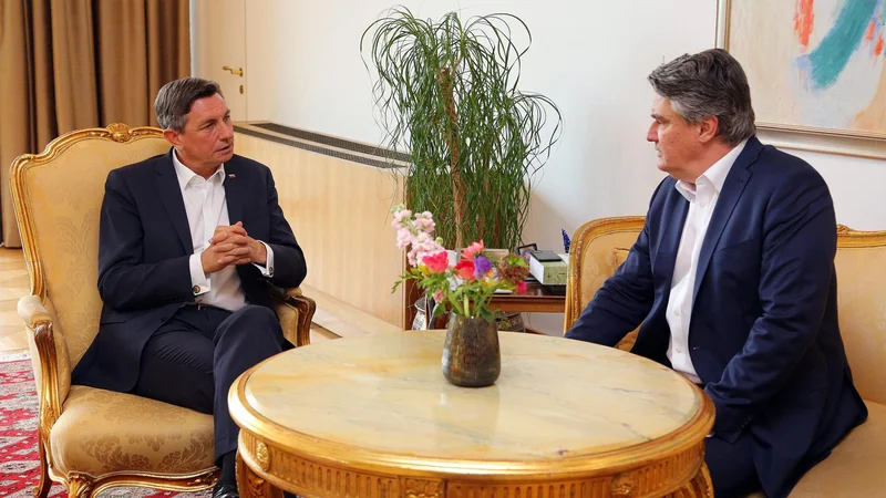 Fotografija: Slovenski predsednik Borut Pahor (levo) in hrvaški kolega Zoran Milanović sta se že nekajkrat srečala. Pred dnevi sta se dogovorila za vnovično srečanje 10. maja na Reki na proslavi ob 30. obletnici delovanja Zveze društev Slovencev na Hrvaškem. FOTO: Davor Pongračić/Cropix