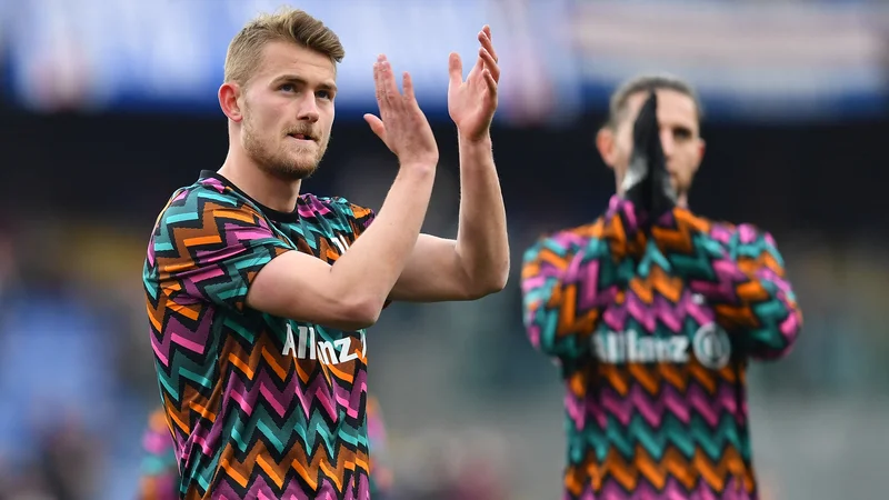 Fotografija: Matthijs de Ligt med ogrevanjem pred ligaško tekmo s Sampdorio v Genovi. FOTO: Jennifer Lorenzini/Reuters
