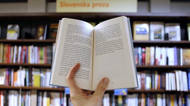 Fotografija: 99.339 knjig slovenskih avtorjev je v 15 letih projekta prebralo 12.905 sodelujočih. FOTO: Blaž Samec/Delo
