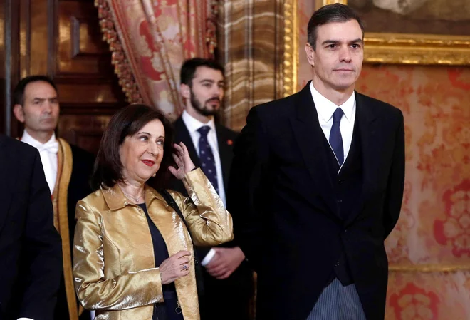 Premiera Pedra Sáncheza (na fotografiji desno) in obrambne ministrice Margarite Robles (levo) naj bi se lotili z tehnologijo, s katero sama nadzorujeta katalonske borce za neodvisnost. Foto Sebastian Mariscal/AFP
