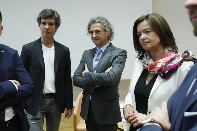 V SD in Levici bodo imeli po več ministrstev, kot bi strankama pripadlo glede na število poslancev. Na prvi pogled se bo tako morda zdelo, da so bili v Gibanju Svoboda do svojih koalicijskih partnerjev radodarni. A glede na načrtovana razmerja sil v vladi bodo SD in Levico ministri največje koalicijske stranke vedno lahko preglasovali. Razen, če bodo v Gibanju Svoboda pristali, da se v koalicijsko pogodbo zapiše odločanje s konsenzom.

FOTO: Leon Vidic
