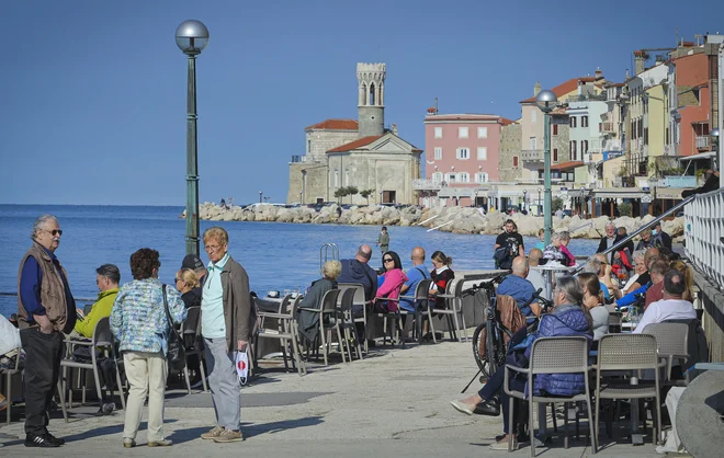 Poleg dobro zasedenih hotelov je bilo v Istri za praznike tudi veliko enodnevnih obiskovalcev. FOTO: Jože Suhadolnik/Delo
