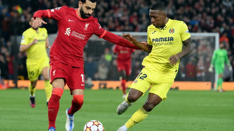 Mohamed Salah (levo) je zadnjo ligaško tekmo začel na klopi s še nekaterimi člani udarne zasedbe Liverpoola, denimo Thiagom in Fabinhom. FOTO: Lluis Gene/AFP