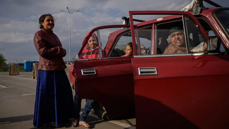 Fotografija: Na fotografiji družina, ki je iz obleganega Mariupola prispela do Zaporožja. FOTO: Ed Jones/Afp