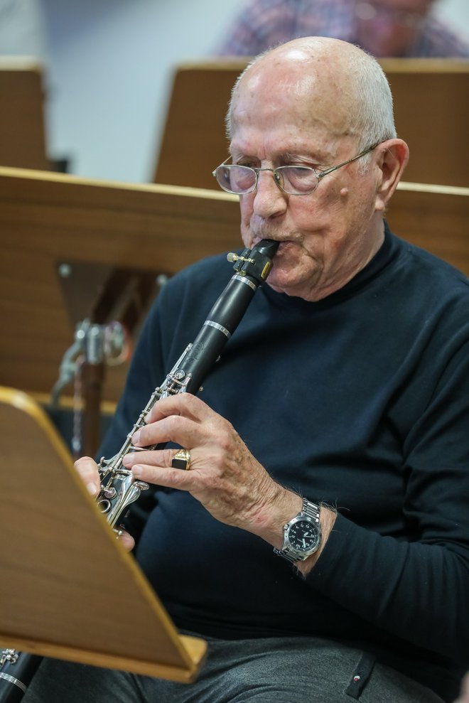 Milan Pavliha igra klarinet v Godbi ljubljanskih veteranov in v kvartetu klarinetov GLV. FOTO: Črt Piksi/Delo
