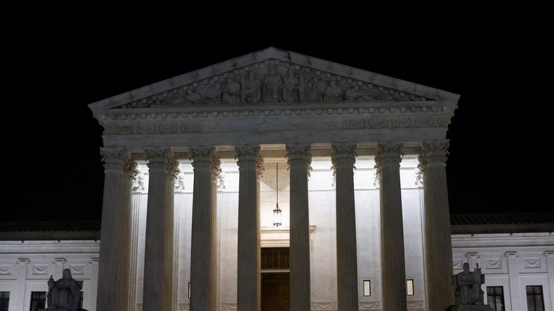 Fotografija: Ameriško ustavno sodišče odloča o zvezni pravici do prekinitve nosečnosti. FOTO: Jonathan Ernst/Reuters
