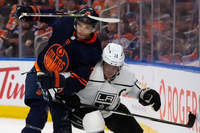 Hokejisti Los Angelesa so v Edmontonu presenetili. Darnell Nurse in drugi domači igralci so sicer ustavili kapetana gostov Anžeta Kopitarja, a v ospredje so stopili drugi &raquo;sončni&laquo; fantje. FOTO: Codie Mclachlan/AFP
