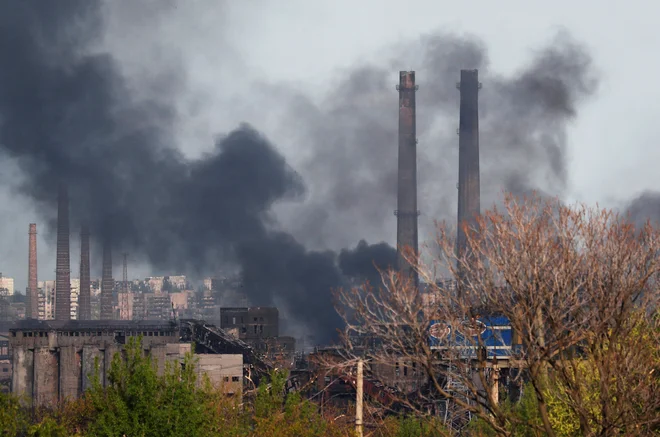 Dim se vije iz jeklarne Azovstal. FOTO: Alexander Ermochenko/Reuters
