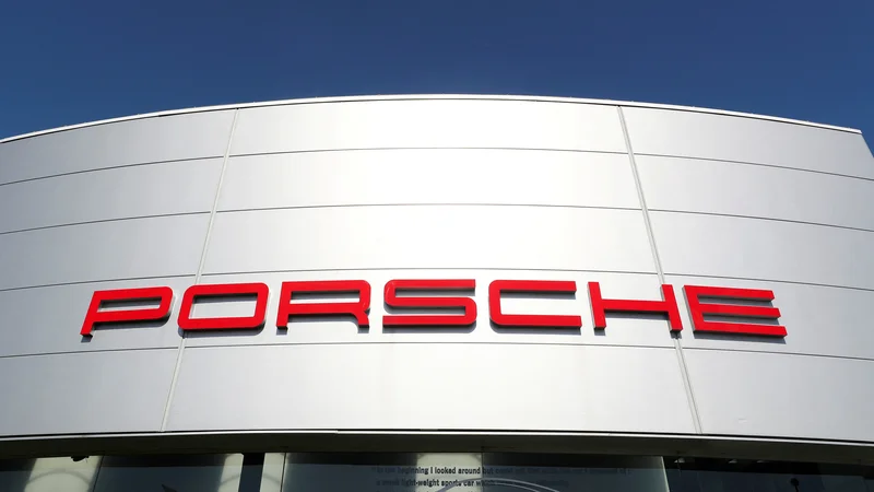 Fotografija: Nemška prozvajalca avtomopbilov Porsche in Audi se bosta pridružili karavni formule 1. FOTO: Foto Yves Herman/Reuters
