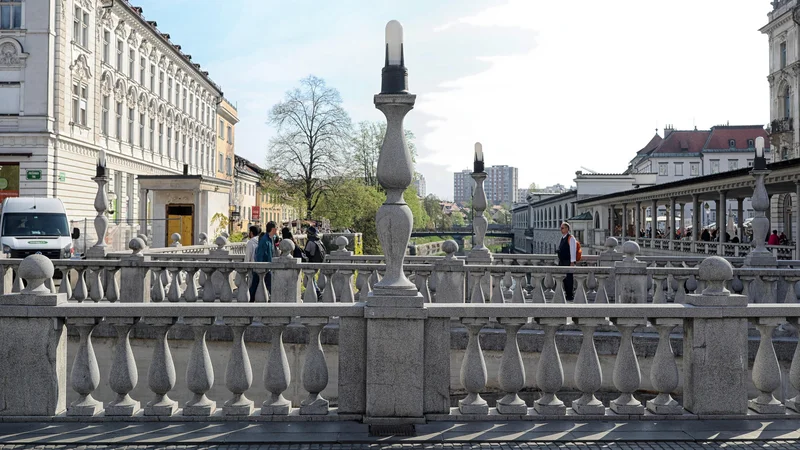 Na Tromostovju se zapletemo s preštevanjem balustrov in iskanjem sredine. FOTO: Blaž Samec/Delo
