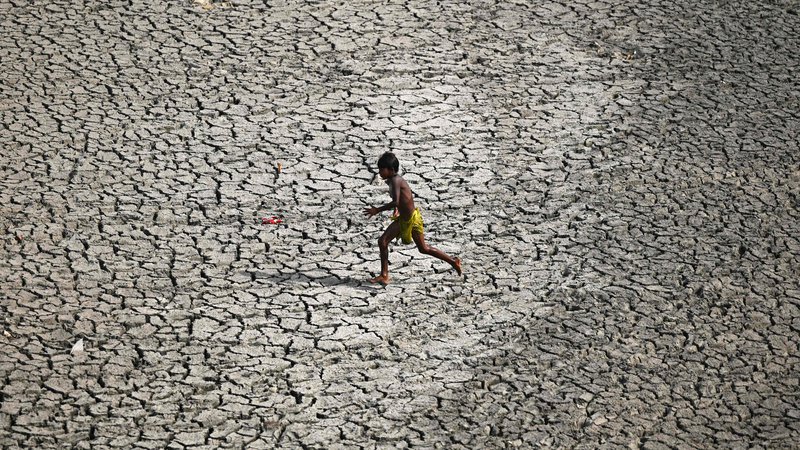 Fotografija: Za Indijo je najbolj vroč april v zgodovini merjenja temperatur. FOTO: Sajjad Hussain/AFP
