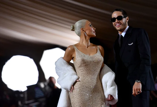 Kim Kardashian in njen novi partner, komediant Pete Davidson. FOTO: Angela Weis/ AFP
