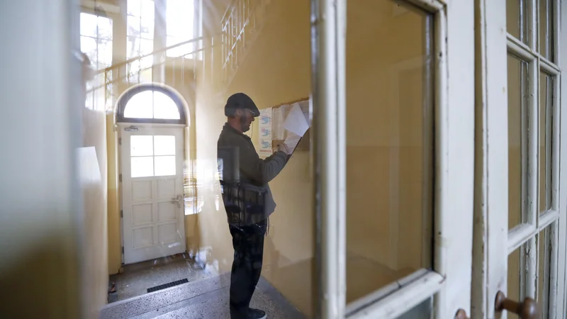 Fotografija: Na ministrstvu za okolje in prostor pojasnjujejo, da lahko upravnik od upravne enote zahteva podatke o osebah, ki imajo prijavljeno stalno ali začasno prebivališče na določenem naslovu. Foto Matej Družnik