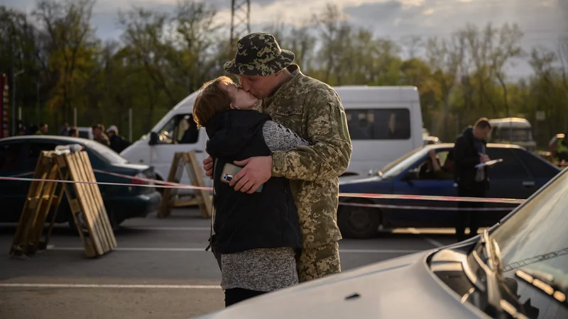 Fotografija: Ukrajinski begunci, ki jim je uspelo zapustiti območja pod ruskim nadzorom, večinoma prihajajo v Zaporožje, kjer sta se po dolgem času spet srečala vojak Grigorij in njegova žena Oksana. FOTO: Ed Jones/AFP