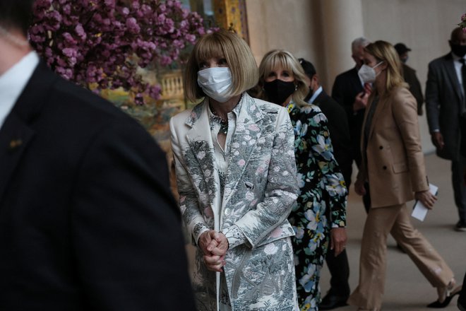 Ameriška prva dama Jill Biden se je pred večernim modnim dogodkom Met Gala v nagovoru dotaknila vojne v Ukrajini, tokratno razstavo In America: An Anthology of Fashion (Antologija ameriške mode) pa si je ogledala v spremstvu urednice modne revije Anne Wintour (v ospredju). FOTO: Shannon Stapleton/Reuters
