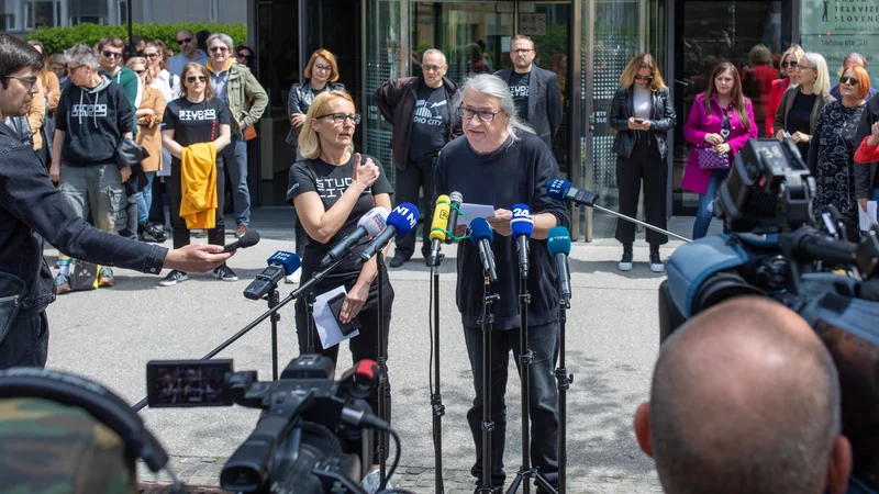 »Zares neprimerno je, da kot odgovorna urednica nastopa in odstavlja oseba, ki jo je ob imenovanju podprlo le 21 odstotkov zaposlenih,« je prepričan Marcel Stefančič jr., Alenka Kotnik, urednica oddaje, pa pravi, da če pade Studio City, pade javna RTV. FOTO: Voranc Vogel/Delo