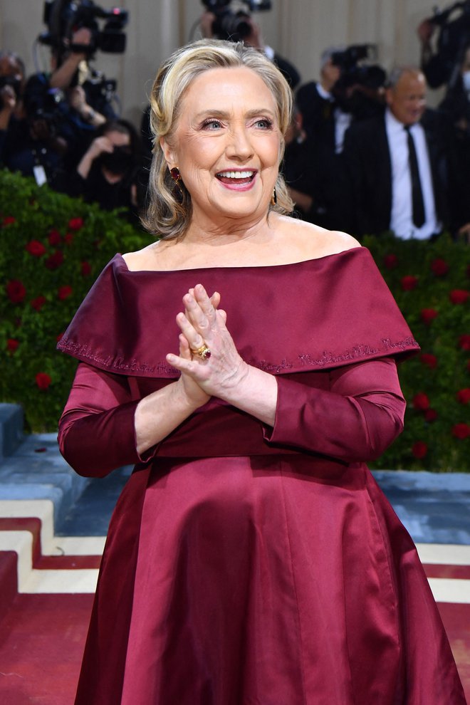 Nekdanja prva dama in predsedniška kandidatka Hillary Clinton se je na prireditev vrnila po dvajsetih letih v obleki Josepha Altuzarre, na kateri so bila izvezena imena 60 žensk, ki so jo navdihnila. FOTO: Angela Weiss/ AFP
