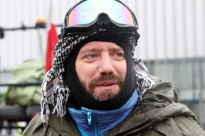 Poljak Marcin Obałek, na fotografiji izpred petih let, ko je pozimi s traktorjem brez kabine potoval čez Slovenijo in mimogrede iz zamrznjenega Blejskega jezera rešil nesrečnega sprehajalca. Foto Igor Mali
