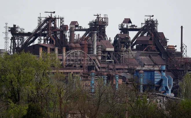 Oblegana tovarna je pod napadom. FOTO: Alexander Ermochenko/Reuters
