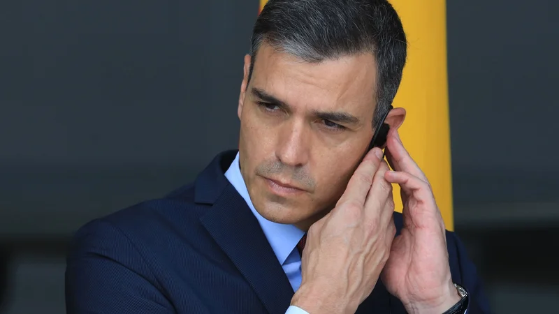 Fotografija: S pegazom so s Sánchezovega telefona ukradli približno 2,7 gigabajtov podatkov. FOTO: Petras Malukas/AFP