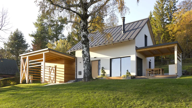 Fotografija: Le 68 kvadratnih metrov velika počitniška hiša je zasnovana tako, da ima v pritličju vse bistvene bivalne prostore, dodaten prostor pa predstavlja zunanja pokrita terasa. Foto Jure Judež, arhiv Celovito