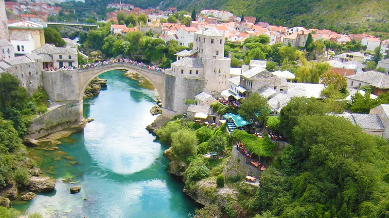 Fotografija: Angleško pisateljico je med potovanjem še zlasti prevzel Mostar. FOTO: Aleš Nosan