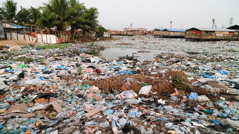 Fotografija: Ključno je zmanjševanje uporabe plastike, po drugi strani pa inovativne rešitve, kako plastiko razgraditi ali reciklirati. Foto Carielle Doe/Reuters
