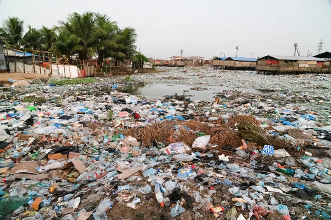 Ključno je zmanjševanje uporabe plastike, po drugi strani pa inovativne rešitve, kako plastiko razgraditi ali reciklirati. Foto Carielle Doe/Reuters
