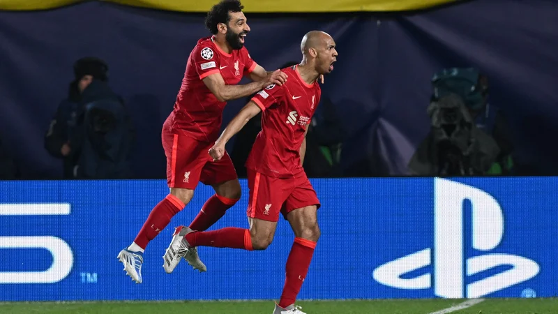 Fotografija: Fabinho (desno) proslavlja z Mohamedom Salahom na hrbtu po zadetku, ki je usodno prebudil ekipo Liverpoola. FOTO: Paul Ellis/AFP