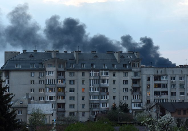 Dim za stavbami v mestu Lvov. FOTO: Jurij Djačišin/AFP
