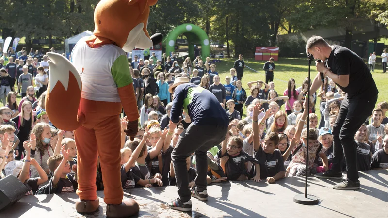 Fotografija: Ambasador športa med najmlajšimi je tudi maskota OKS Foksi. Na festivalih poskuša čim bolj približati različne športne discipline mladim.

Foto Jure Eržen
