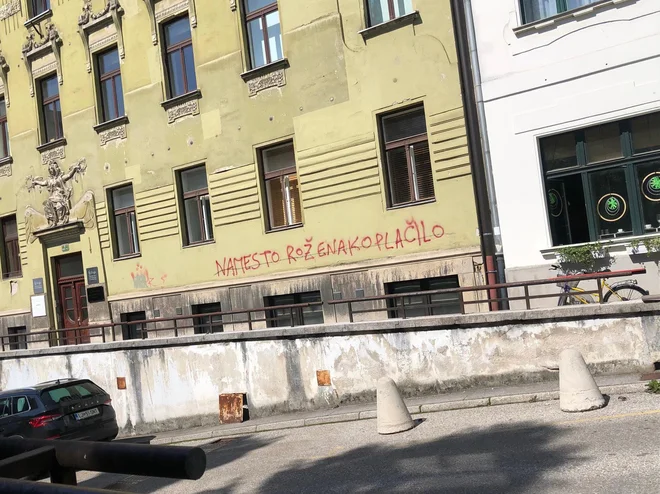 Na kraju samem po vsebini in načinu pisanja grafitov policisti ugotavljajo, ali gre za prekršek ali kaznivo dejanje. FOTO Tanja Jaklič
