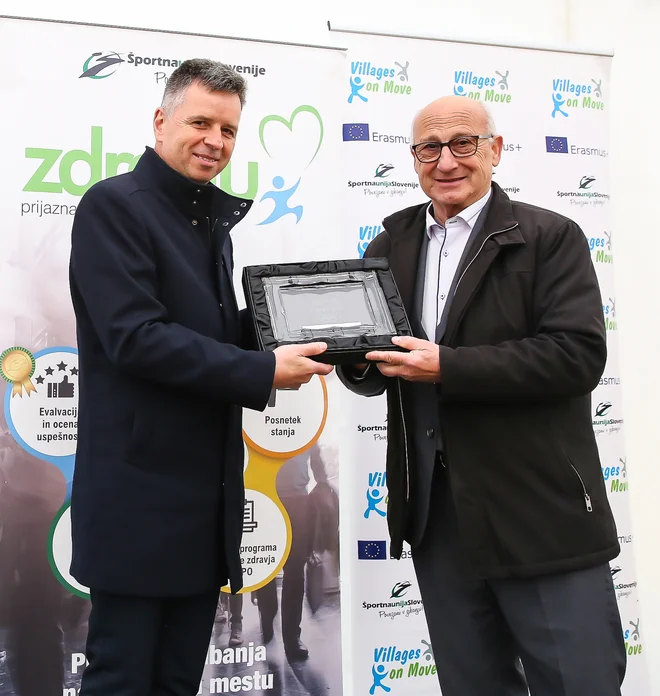 Predsednik Športne unije Slovenije Dejan Crnek (levo) je Olimpijskemu komiteju Slovenije - Združenju športnih zvez podelil zlati certifikat zdravju prijazna organizacija. Certifikat je prevzel predsednik OKS Bogdan Gabrovec. FOTO: Aleš Černivec/ŠUS
