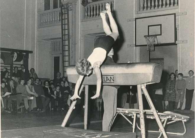 Partizan Narodni dom Ljubljana leta 1965 in akademija v počastitev dneva JLA. FOTO: S. Busič
