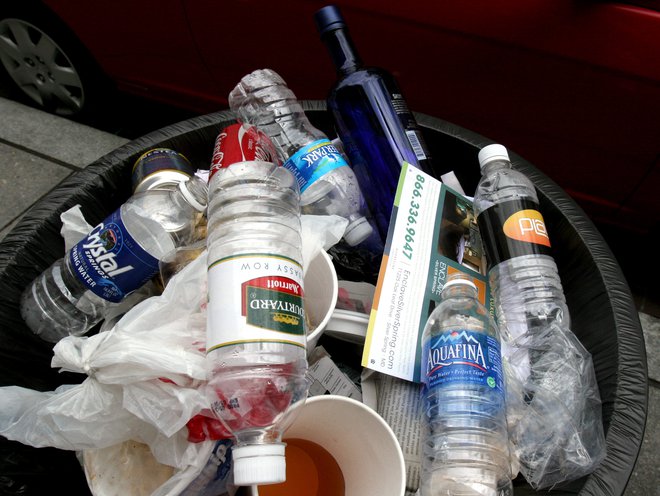 Zmanjšanje okoljskega odtisa plastike pri izdelavi embalaže za živila in v kmetijstvu ima tako pomembno mesto v okoljskem načrtu. FOTO: Karen Bleier/AFP
