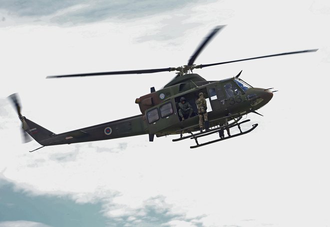 Motorista je v zdravstveno ustanovo prepeljal helikopter Slovenske vojske, potnico na motorju pa reševalno vozilo. FOTO: Tadej Regent/Delo
