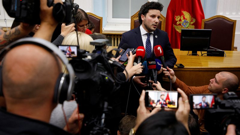 Fotografija: Dritan Abazović je tik pred koncem aprila postal novi predsednik ­črnogorske vlade, takoj po praznikih pa ga je čakalo neprijetno soočenje z dejstvom, da so kriminalne strukture že leta vplivale na delovanje vodstva policije. Foto Stevo Vasiljevic/Reuters

