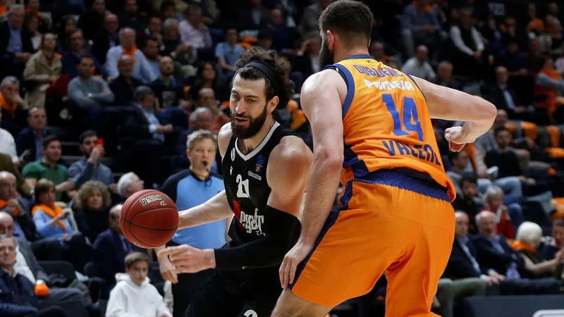 Fotografija: Tornike Šengelia je bil prvi strelec Virtusa v Valencii. FOTO: EuroCup