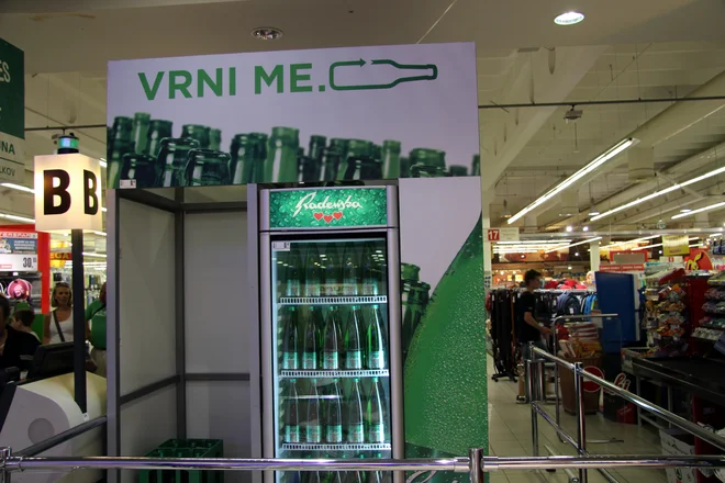 Ni vse tako, kot se zdi na prvi pogled; steklena embalaža je bolj trajnostna od plastične le, če jo po uporabi vrnemo, da se opere. FOTO: Brane Piano/Delo
