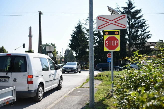 Opozorila na nivojskih prehodih, kjer cesta prečka železniške tire (COPS@rail). FOTO: Arhiv Zavarovalnica Triglav
