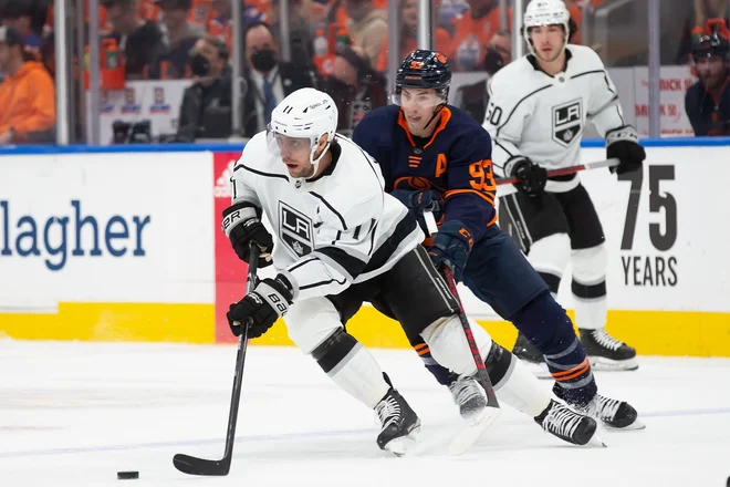 Kljub visokemu porazu v drugi tekmi so Anže Kopitar in Los Angeles Kings v Edmontonu opravili svojo nalogo ter se v Kalifornijo selijo z neodločenim izidom v zmagah. FOTO: Codie Mclachlan Afp
